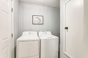 Walk to Downtown & Coffee Shop: Thomasville Escape