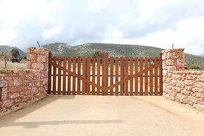 Villa Rouvis With Outdoor Hot Tub