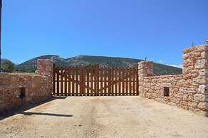 Villa Rouvis With Outdoor Hot Tub