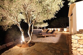 Villa Rouvis With Outdoor Hot Tub