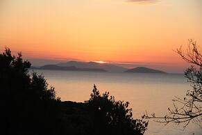 Villa Rouvis With Outdoor Hot Tub