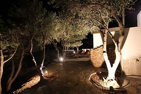 Villa Rouvis With Outdoor Hot Tub