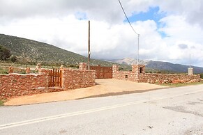 Villa Rouvis With Outdoor Hot Tub