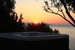 Villa Rouvis With Outdoor Hot Tub