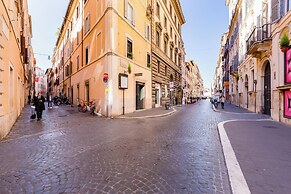 Spanish Steps Spacious Apartment