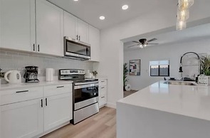 Boho Chic: 3BR Home With Pool