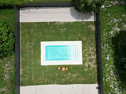 Boho Chic: 3BR Home With Pool