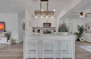 Boho Chic: 3BR Home With Pool