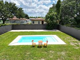 Boho Chic: 3BR Home With Pool