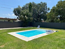 Boho Chic: 3BR Home With Pool