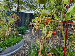 Quiet Garden Sanctuary 1 Bedroom Home