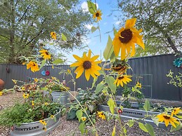 Quiet Garden Sanctuary 1 Bedroom Home