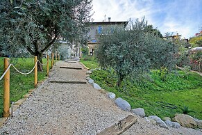 Caffe Priscilla House Parking & Lakeview