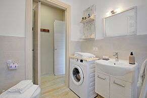 Caffe Priscilla House Parking & Lakeview