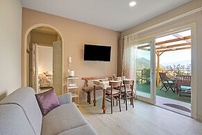 Caffe Priscilla House Parking & Lakeview