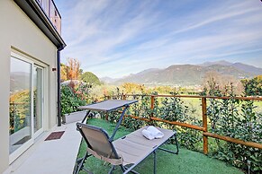 Caffe Priscilla House Parking & Lakeview