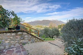 Caffe Priscilla House Parking & Lakeview