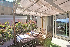 Caffe Priscilla House Parking & Lakeview