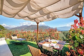 Caffe Priscilla House Parking & Lakeview