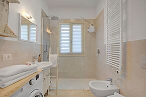 Caffe Priscilla House Parking & Lakeview