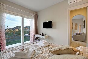 Caffe Priscilla House Parking & Lakeview