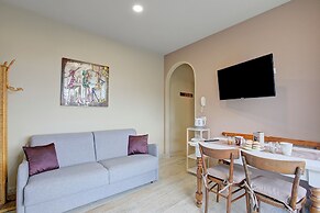 Caffe Priscilla House Parking & Lakeview