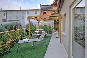 Caffe Priscilla House Parking & Lakeview