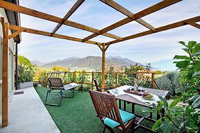 Caffe Priscilla House Parking & Lakeview