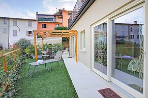 Caffe Priscilla House Parking & Lakeview