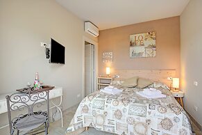 Caffe Priscilla House Parking & Lakeview