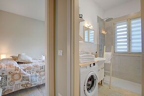 Caffe Priscilla House Parking & Lakeview