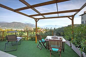 Caffe Priscilla House Parking & Lakeview