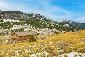 < 1 Mi to Chico Hot Springs: Mtn-view Hideaway!