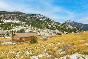< 1 Mi to Chico Hot Springs: Mtn-view Hideaway!