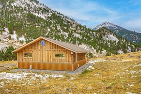 < 1 Mi to Chico Hot Springs: Mtn-view Hideaway!