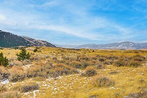 < 1 Mi to Chico Hot Springs: Mtn-view Hideaway!