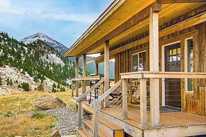 < 1 Mi to Chico Hot Springs: Mtn-view Hideaway!