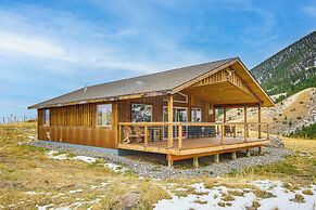 < 1 Mi to Chico Hot Springs: Mtn-view Hideaway!