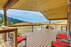 < 1 Mi to Chico Hot Springs: Mtn-view Hideaway!