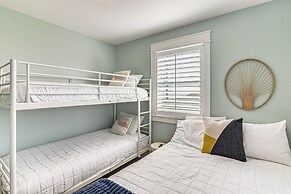 Walk to Beach: Modern Farmhouse in Surfside Beach!