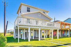 Walk to Beach: Modern Farmhouse in Surfside Beach!
