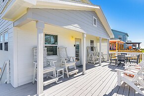 Walk to Beach: Modern Farmhouse in Surfside Beach!