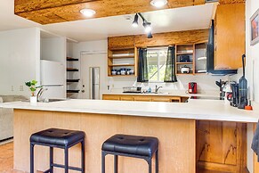 4 Mi to Beach: Keaau Retreat w/ Relaxing Porch!