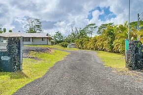 4 Mi to Beach: Keaau Retreat w/ Relaxing Porch!
