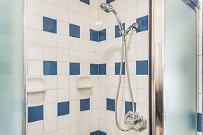 4 Mi to Beach: Keaau Retreat w/ Relaxing Porch!