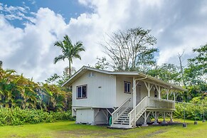 4 Mi to Beach: Keaau Retreat w/ Relaxing Porch!