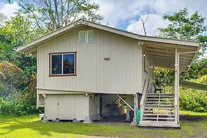 4 Mi to Beach: Keaau Retreat w/ Relaxing Porch!