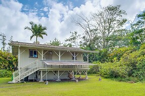 4 Mi to Beach: Keaau Retreat w/ Relaxing Porch!