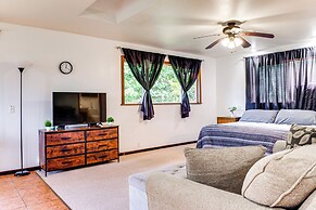 4 Mi to Beach: Keaau Retreat w/ Relaxing Porch!