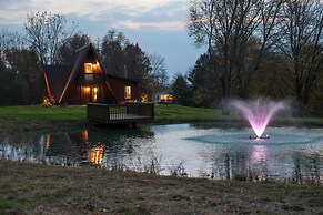 Fire Pit, Grill & On-site Pond: Kenton Cabin